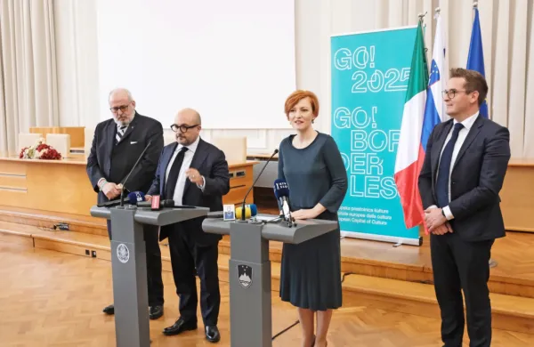 Ministrica za kulturo Asta Vrečko in njen italijanski kolega Gennaro 
Sangiuliano (levo od nje) sta zagotovila vso podporo projektu 
Evropske prestolnice kulture GO! 2025.