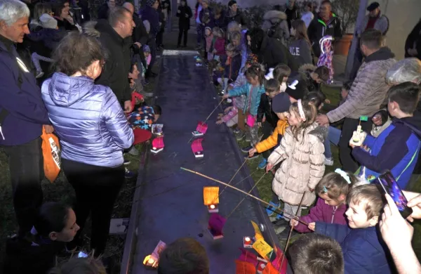 Najmlajši so si gregorjevo popestrili s spuščanjem gregorčkov - 
ladjic iz recikliranega materiala s svečkami.