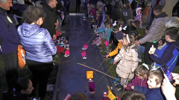 Najmlajši so si gregorjevo popestrili s spuščanjem gregorčkov - 
ladjic iz recikliranega materiala s svečkami.