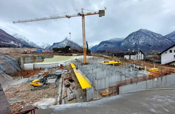 Za  8,5 milijona evrov vredno  športno dvorano se ne bodo veliko 
zadolžili, izvajalec za zdaj ne spreminja cen in zagotavlja dokončanje do konca avgusta. 