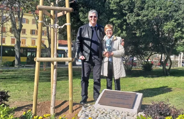 Danijel Mislej z ženo Sašo v parku Anne Frank v Pulju 