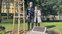 Danijel Mislej z ženo Sašo v parku Anne Frank v Pulju 