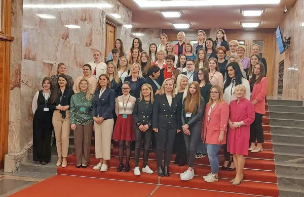 Na Dnevu s poslanko so sodelovale poslanke vseh poslanskih 
skupin. Njihove mlade gostje so se strinjale, da so dobile 
priložnost preživeti zelo zanimiv dan. 