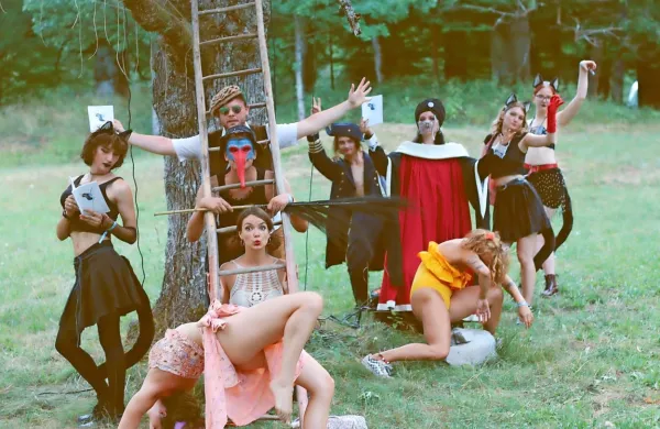  Pêro Sŕce je imaginarni virtualni poet, svoje avtorice in avtorje pa 
imenuje srčice in srčki. 