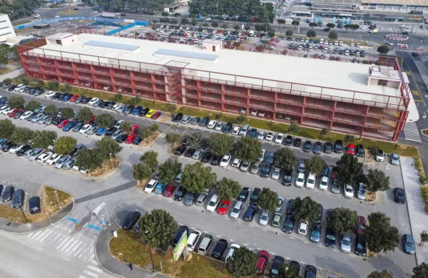 Novogradnja zdravstvenega centra bo “pojedla” zdajšnje parkirišče, a jih bodo nadomestili z dvema dodatnima etažama 
parkirne hiše. 