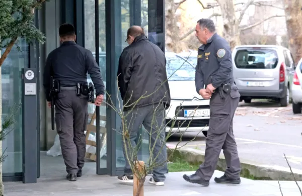 Marko Pižeta (med pravosodnima policistoma pred  novogoriškim  sodiščem) je zaradi avgustovskega 
poskusa uboja še vedno v priporu.

