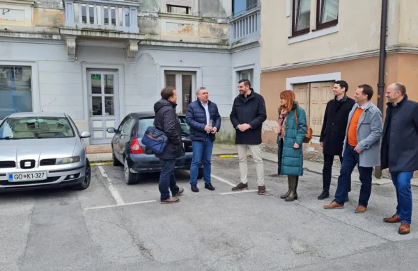 Predstavniki države, občine in PRC so si ogledali prostore, v
katerih bo deloval prvi center za delo na daljavo v Sloveniji.