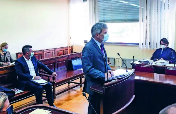 Stanislav  Valant  in  Franci  Strajnar  sta    očitke  tožilstva   zanikala.  