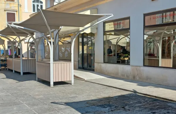 Mesarja je v  Piran težko privabiti, med drugim zaradi majhnega povpraševanja, kratke turistične sezone in  preglavic z dostavo.