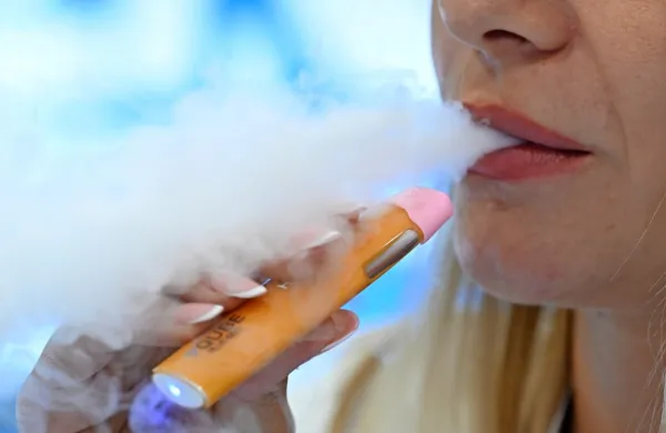 Arome v e-cigaretih  zmanjšujejo zaznavanje škodljivosti in hkrati 
naredijo izdelek bolj privlačen, zato bodo poslej prepovedane. 
