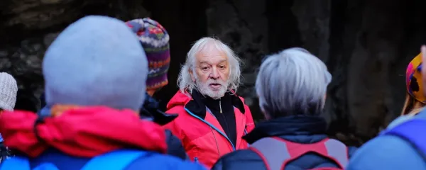 Leta 2020 je bila pod zaporedno število 59 pri uradu za verske 
skupnosti tudi registrirana Slovenska rodnoverska skupnost Otroci Triglava. Njen starešina je Boris Čok (na fotografiji), za duhovno 
plat rodnoverske skupnosti pa skrbi Artjom Rogačevski, Rus, ki že 
nekaj let živi v Lokvi. 
