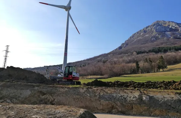 

Vetrnica, za katero že urejajo teren, bo stala v neposredni bližini 
obstoječe.

 