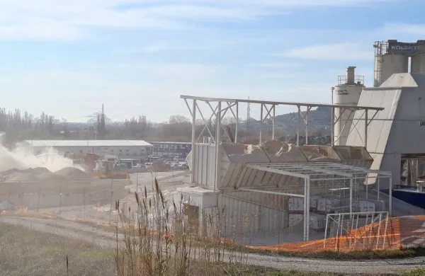 Tako se je iz betonarne prašilo včeraj popoldan. Krajane skrbi, kako šele bo, ko bo ta začela delovati s polno zmogljivostjo.