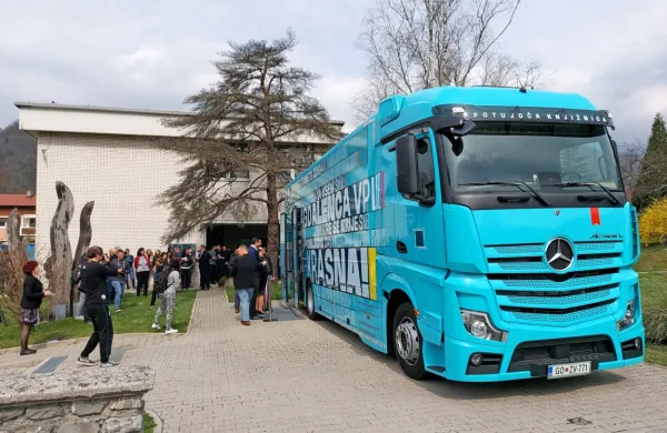 Nov bibliobus nadomešča dotrajanega, ki je skozi posoške ovinke 
vijugal 22 let. 