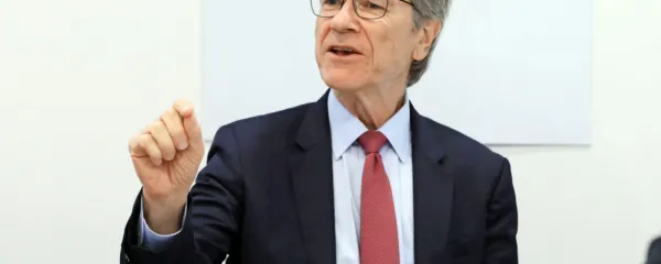 Jeffrey Sachs je bil minuli teden osrednji gost mednarodne 
znanstvene konference v Mariboru, ki jo je pripravila zasebna 
visokošolska univerza Alma Mater Europaea .