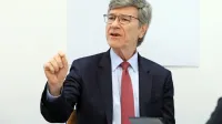 Jeffrey Sachs je bil minuli teden osrednji gost mednarodne 
znanstvene konference v Mariboru, ki jo je pripravila zasebna 
visokošolska univerza Alma Mater Europaea .