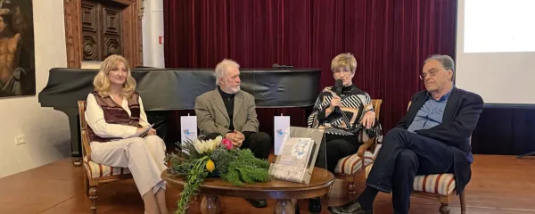 O knjigi Okus po morju - Stara istrska kuhinja so se v Pokrajinskem 
muzeju Koper z dr. Vesno Mikolič pogovarjali etnolog dr. Janez 
Bogataj, avtorica dr. Lucija Čok in zgodovinar dr. Salvator Žitko (z 
leve). 