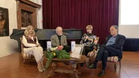 O knjigi Okus po morju - Stara istrska kuhinja so se v Pokrajinskem 
muzeju Koper z dr. Vesno Mikolič pogovarjali etnolog dr. Janez 
Bogataj, avtorica dr. Lucija Čok in zgodovinar dr. Salvator Žitko (z 
leve). 