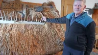 Zdravko Čemažar, Praprotnik, pot po svojem muzeju starih 
kmečkih orodij in novaških značilnosti začenja pri slamokrovstvu.
