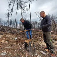 Sadnje mladih dreves pri Renčah sta se udeležila tudi premier 
Robert Golob in Tina Gaber.