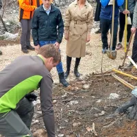 Sadnje mladih dreves pri Renčah sta se udeležila tudi premier 
Robert Golob in Tina Gaber.