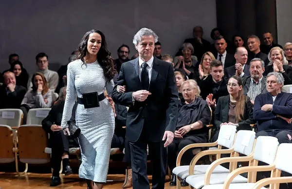 Robert Golob je Tino Gaber domači javnosti prvič predstavil kot 
svojo spremljevalko na letošnji podelitvi Prešernovih nagrad. 