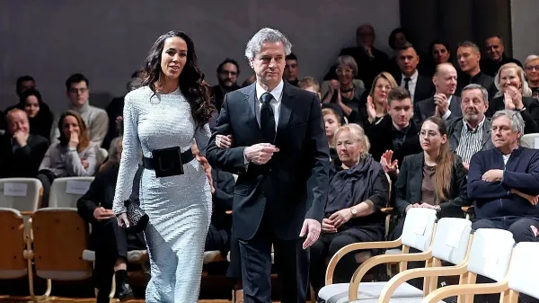 Robert Golob je Tino Gaber domači javnosti prvič predstavil kot 
svojo spremljevalko na letošnji podelitvi Prešernovih nagrad. 