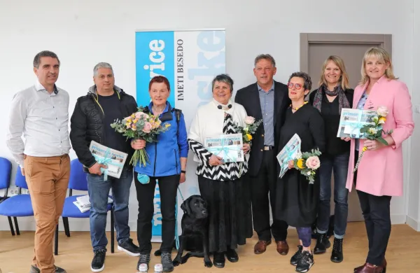 Kandidati za Dobrotnika leta 2022 z  direktorjem PN Janezom 
Pavčnikom, koordinatorico akcije, novinarko Petro Vidrih in 
odgovornim urednikom Denisom Sabadinom