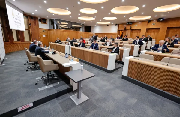 V občini Hrpelje-Kozina opozarjajo, da bi ji  na zadnjih volitvah v 
državni svet pripadal dodaten elektor, skupno torej dva, kar pa bi 
lahko vplivalo na volilni izid.