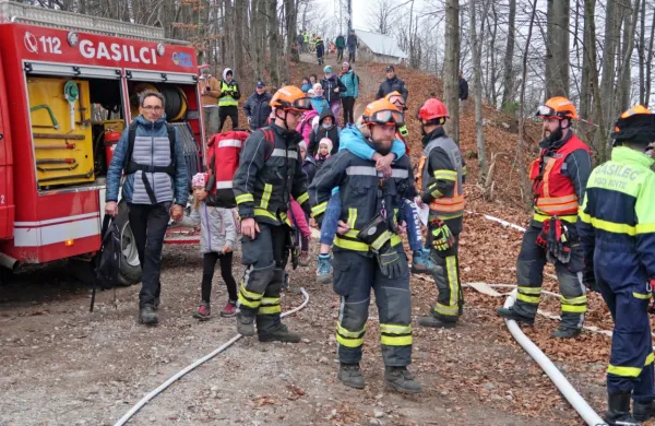 Po dobri uri so gasilci v sodelovanju s policisti rešili pod  
oddajnikom Gradišče v požar ujete šolarje in učitelje. K sreči le v 
vaji. 