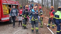 Po dobri uri so gasilci v sodelovanju s policisti rešili pod  
oddajnikom Gradišče v požar ujete šolarje in učitelje. K sreči le v 
vaji. 