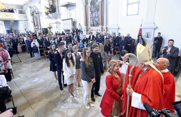 Birma praviloma povsod poteka z botri, ni pa to nujno. Na 
fotografiji  prizor z birme, kjer botri  simbolično  podprejo birmance,  tako da položijo roko na njihovo  ramo. 