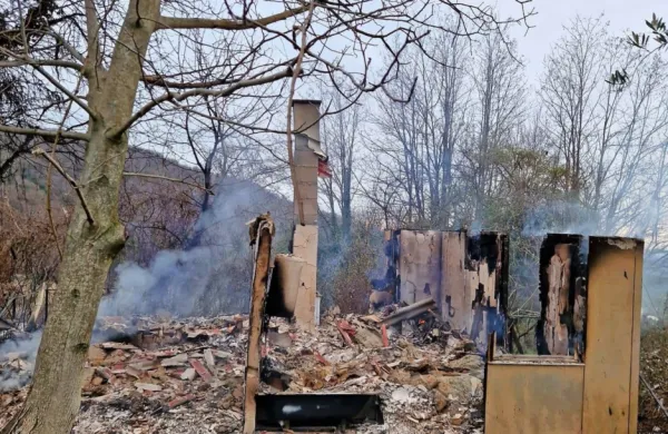 Ogenj,  ki je  izbruhnil že v  noči  na soboto,  je povsem  uničil  starejšo  
hišo na robu vasi.  