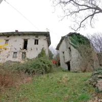 Po  napovedi, da  bodo  slikovito vas obnavljali  v okviru  resničnostnega  šova  Back  to  the  village  (iz  katere  se  potem  ni  izcimilo  
nič),  so  jo  začeli  odkrivati  tudi   drugi   obiskovalci  Brd.  