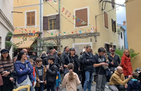 Ljubljansko ulico so napolnili številni nekdanji redni obiskovalci 
Shoto kluba in njihov podmladek.