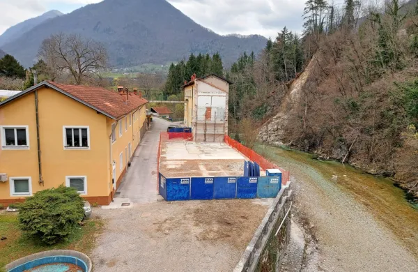 V novi hiši bo sedem stanovanj in muzejski depo.   