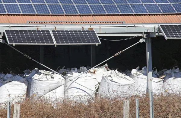 2300 ton nezakonito odloženih odpadkov je še  v kompleksu 
Martex. Ministrstvo zahteva, naj jih stečajni upravitelj odstrani do 
konca junija, ta je zoper odločbo sprožil upravni spor. Obenem pa 
išče načine, kako se odpadkov zakonito rešiti. 