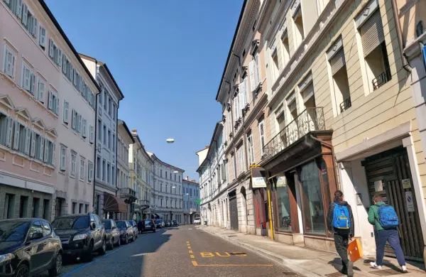 V nekaterih goriških nepremičninskih agencijah je med kupci 
stanovanj že tretjina oseb iz Slovenije. 