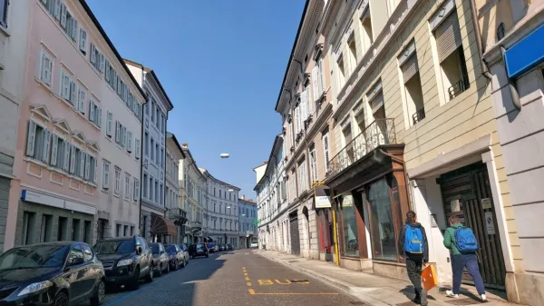 V nekaterih goriških nepremičninskih agencijah je med kupci 
stanovanj že tretjina oseb iz Slovenije. 