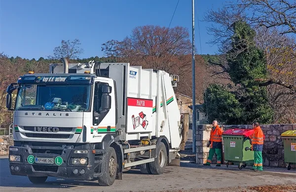 Na sežanski Komunali opozarjajo, da nekateri ekološki otoki postajajo nelegalna odlagališča odpadkov za 
podjetja, ki s Komunalo nimajo sklenjenih  pogodb za odvoz smeti.  