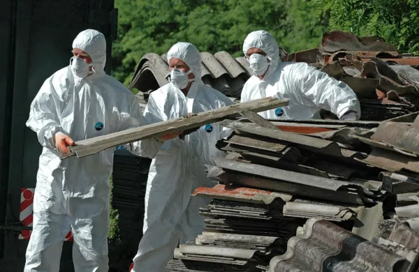 Pri odstranjevanju azbestne kritine je treba uporabiti osebno zaščitno opremo, kot so delovna obleka za enkratno uporabo, rokavice in maska 
s posebnim filtrom.