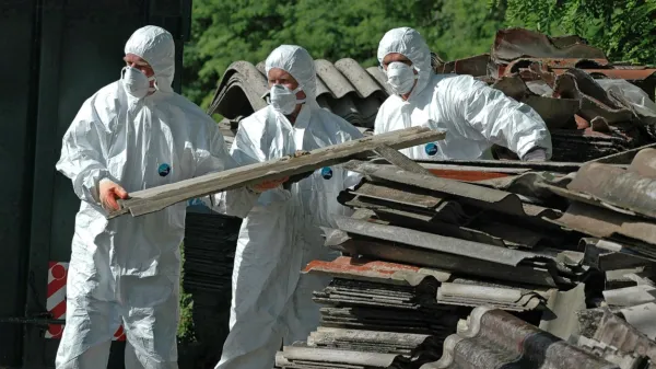 Pri odstranjevanju azbestne kritine je treba uporabiti osebno zaščitno opremo, kot so delovna obleka za enkratno uporabo, rokavice in maska 
s posebnim filtrom.