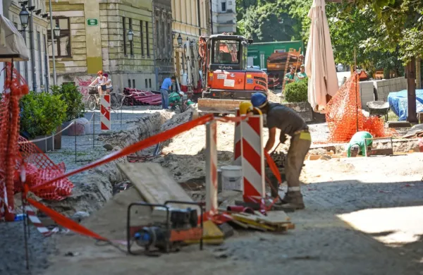 Tujci iz tretjih držav  bodo morali osnovno znanje slovenščine (A2) 
dokazovati, da bi pridobili dovoljenje za stalno prebivanje. Njihovi 
družinski člani bodo morali po letu bivanja pri nas slovensko znati 
na vstopni ravni (A1).  