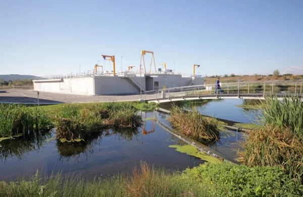  Za Turka je sporen tudi poračun za čiščenje na čistilni napravi v 
Vrtojbi, ki da je v neenakopraven položaj spravljal uporabnike, 
priključene na kanalizacijo, v primerjavi s tistimi, ki imajo 
greznice. Direktor ViK se ne strinja. 