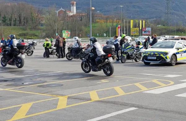 Nedeljskega usposabljanja motoristov se je udeležilo okoli 50 
voznikov jeklenih konjičkov. 