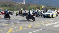 Nedeljskega usposabljanja motoristov se je udeležilo okoli 50 
voznikov jeklenih konjičkov. 