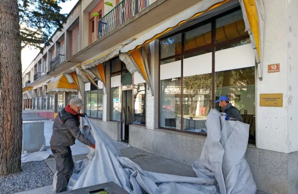 Delavci so v teh dneh začeli prenovo. Ta bo trajala predvidoma do sredine julija. Knjižno središče naj bi 
odprli septembra. 