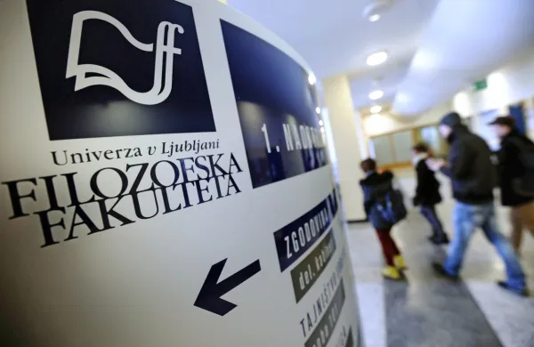 Afera z dodatki je skalila odnose na Filozofski fakulteti. Ko so sumi 
prišli v javnost, je takratni dekan Roman Kuhar povedal celo, da se 
nadenj zgrinjajo pritiski, zakaj stvari ni pometel pod preprogo. 