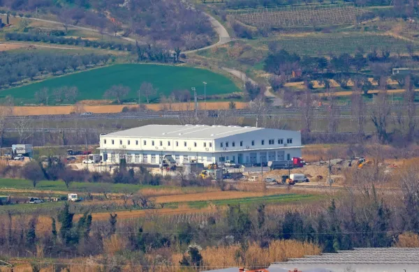 Novo halo, v kateri že mesec dni domuje koprska izpostava podjetja Geaprodukt, so postavili  na zemljišču, ki so ga kupili od Kemiplasa.  