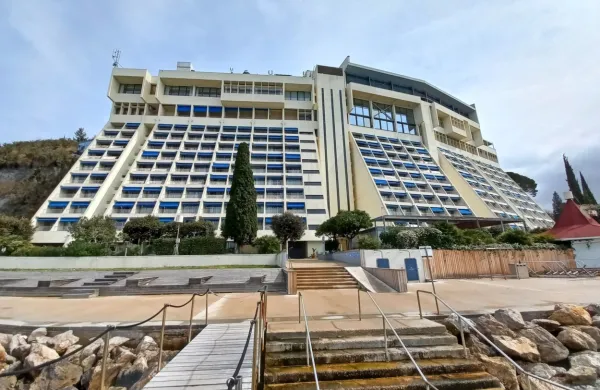 Tako  Grand hotel Bernardin (na fotografiji) kot  hotelu Histrion  
delujeta malone vse leto, zato niti  delo sobaric ni sezonskega  
značaja.
